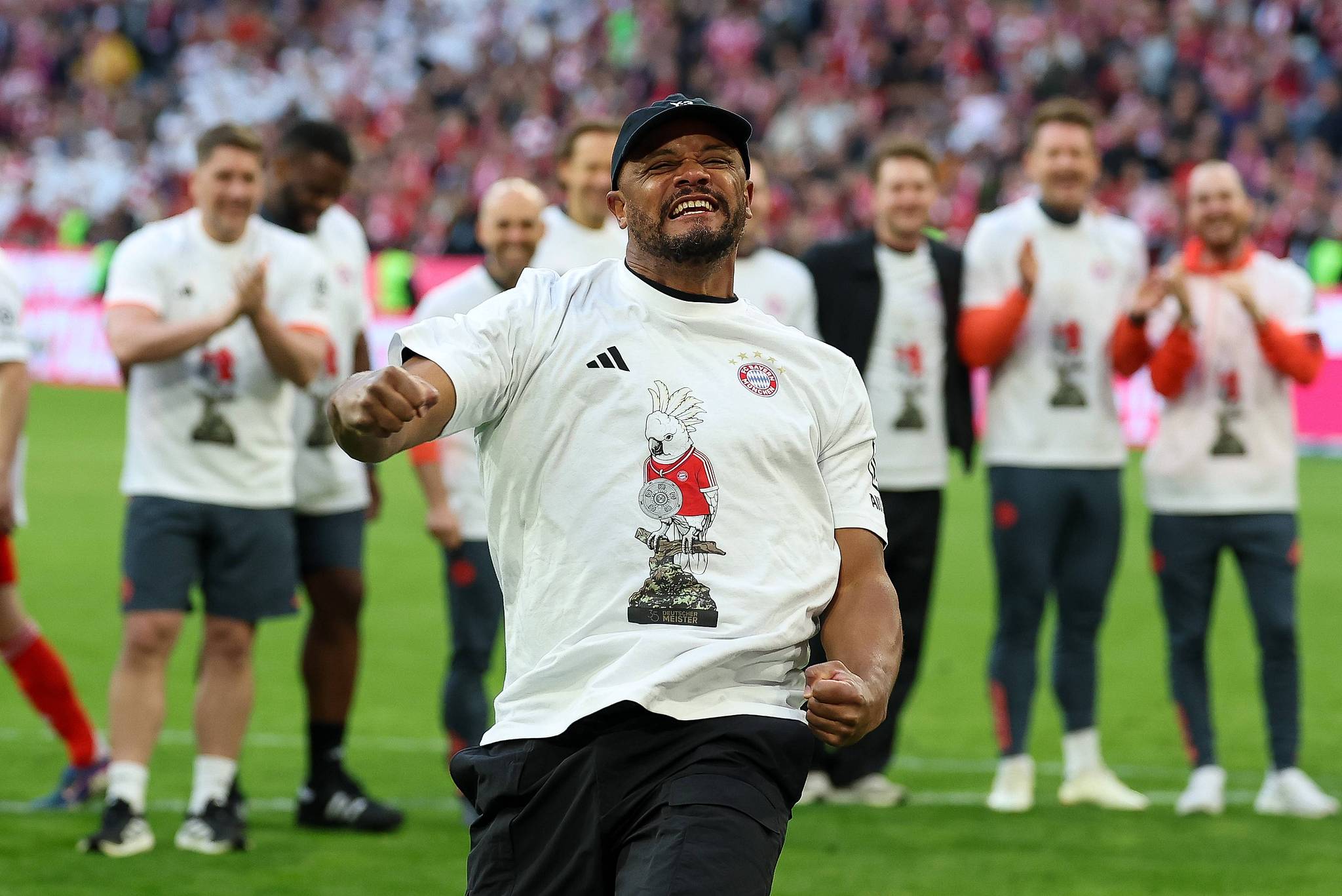 Coach Vincent Kompany (C) celebrates Bayern Munich sealing the 2025-26 German Bundesliga title with four matches to spare after defeating Stuttgart in Munich, Germany, April 19, 2026. /VCG