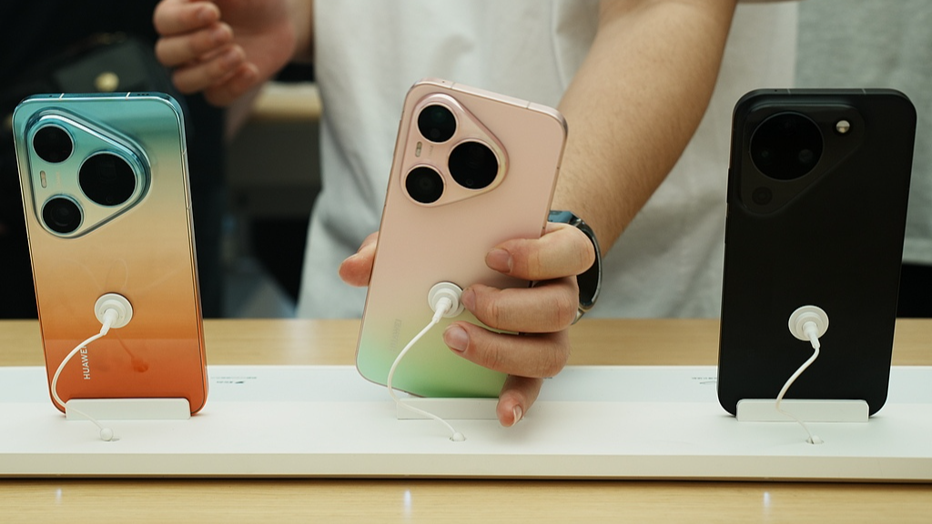Customers try out the Pura 90 series smartphones at a Huawei store, Hangzhou, east China's Zhejiang Province, April 20, 2026. /VCG