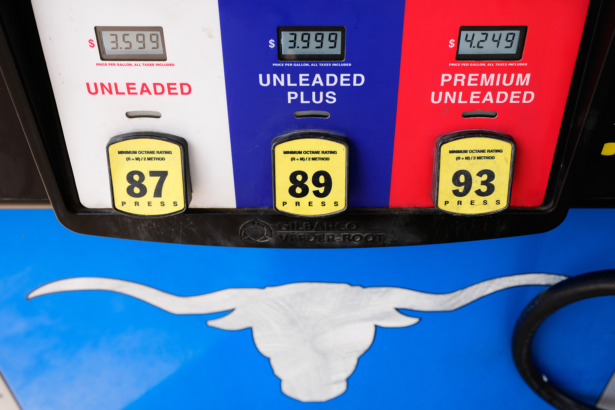Current gasoline prices are reflected on a pump at a filling station Friday, April 17, 2026, in Dallas, US. /VCG
