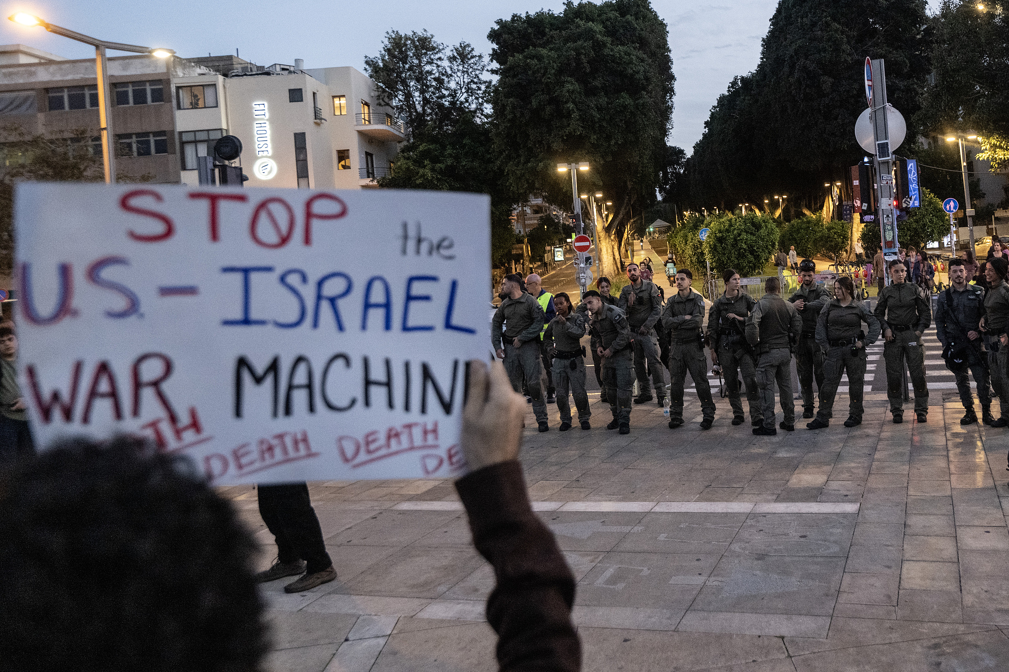 Hundreds of Israelis gather at Habima Square in Tel Aviv, Israel, for an anti-war protest following calls from civil society organizations on March 28, 2026. /VCG