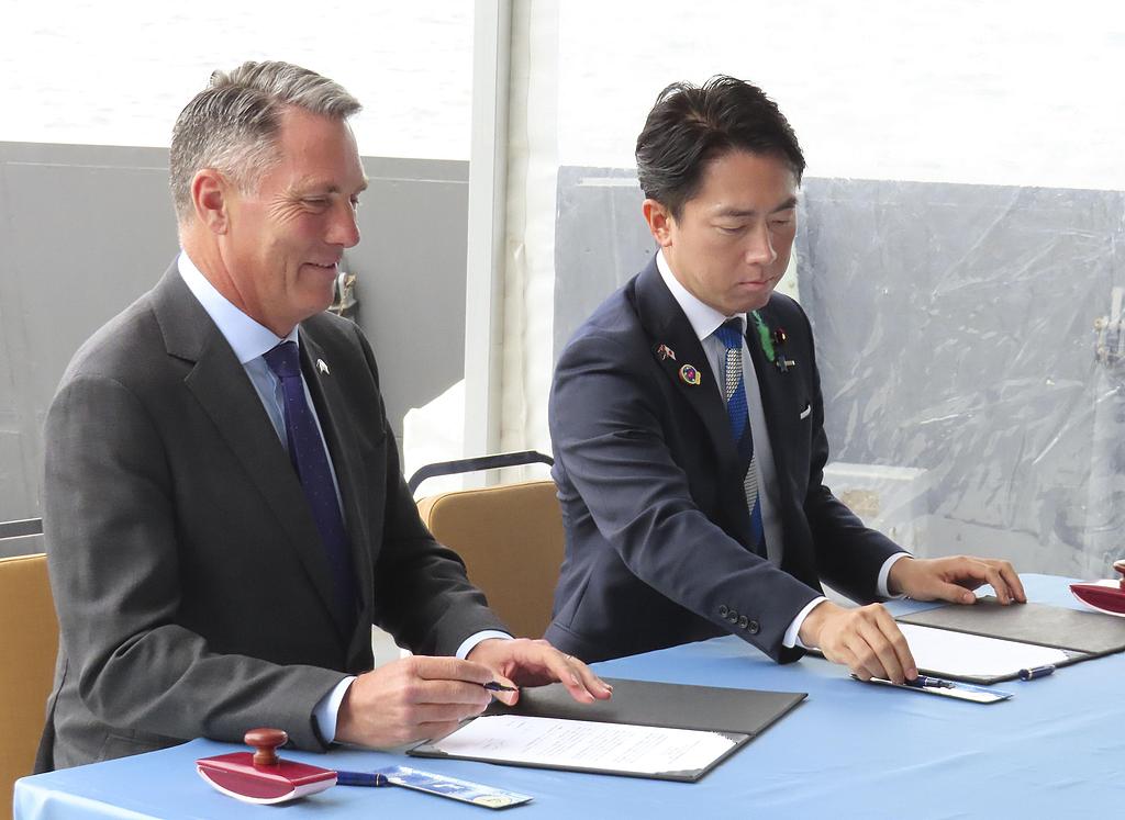 Japanese Defense Minister Shinjiro Koizumi and Australian Deputy Prime Minister and Defense Minister Richard Marles sign documents in Melbourne on April 18, 2026. /VCG