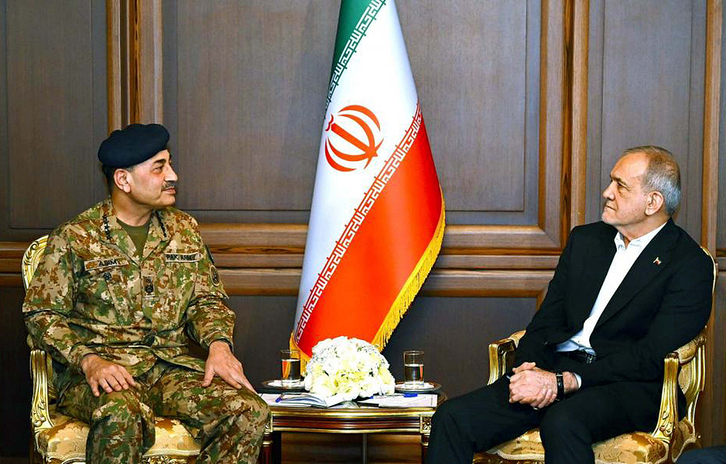Iranian President Masoud Pezeshkian (R) talks with Pakistan's Army Chief Field Marshall Syed Asim Munir in Tehran, Iran, April 18, 2026. /VCG