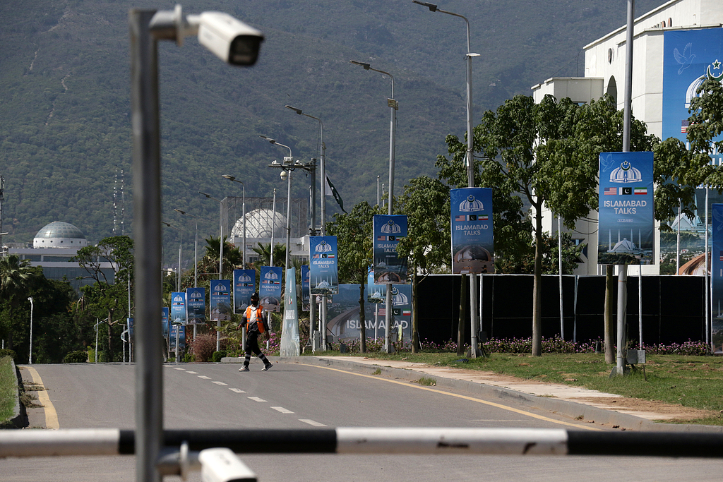 A surveillance camera monitors traffic as Pakistan prepares to host a second round of US-Iran peace talks in Islamabad, Pakistan, April 19, 2026. /VCG