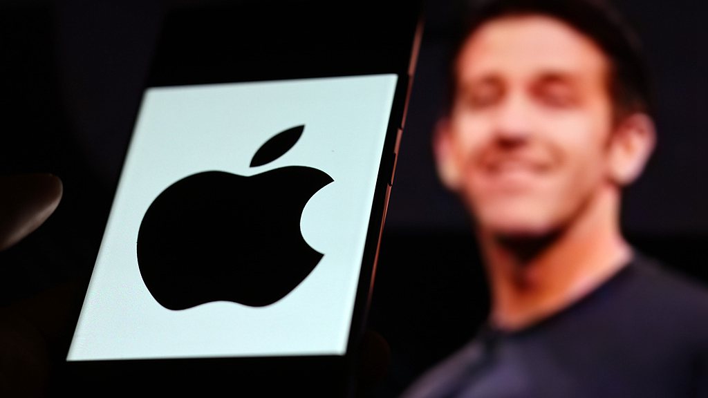 Apple logo and the incoming CEO John Ternus. /VCG