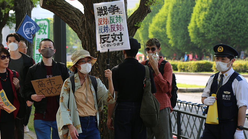More than 30,000 Japanese citizens rallied in front of the National Diet Building to protest against the Takaichi administration’s moves to revise the pacifist constitution and lift bans on the export of lethal weapons, April 19, 2026, Tokyo, Japan. /VCG