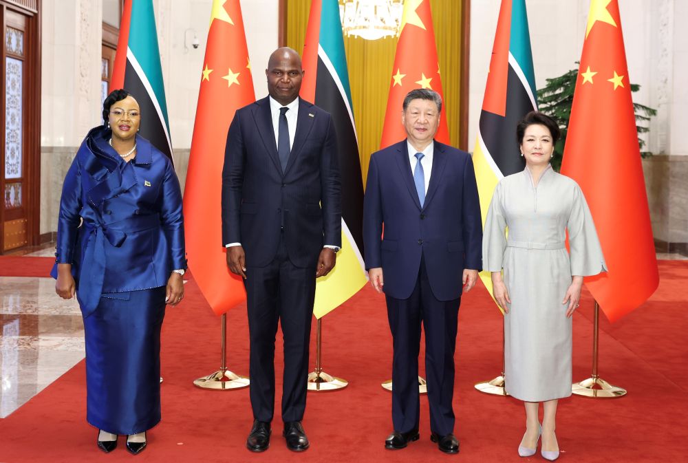 Chinese President Xi Jinping (2nd R) and his wife Peng Liyuan (R) pose for a group photo with President of the Republic of Mozambique Daniel Francisco Chapo (2nd L) and his wife Gueta Chapo ahead of the talks between Xi and Chapo at the Great Hall of the People in Beijing, China, April 21, 2026. /Xinhua