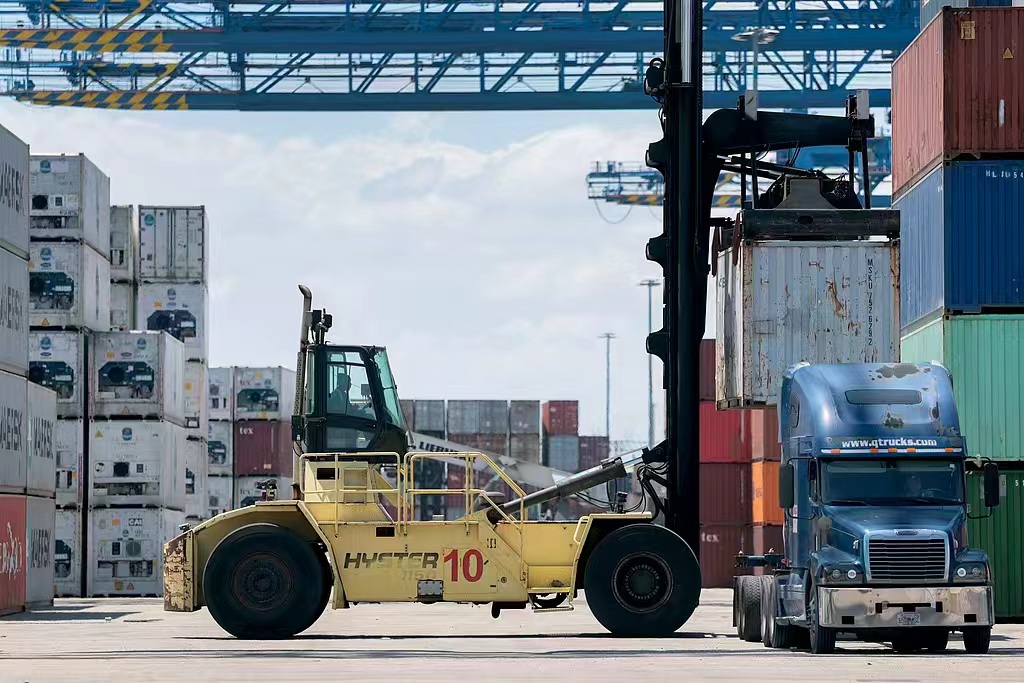 A forklift operator moves shipping containers at Port Everglades in Fort Lauderdale, Florida, April 20, 2026. /VCG