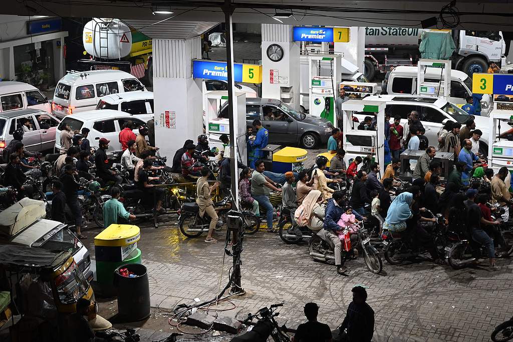 Clients queue at a gas station amid rising petrol prices in Karachi, Pakistan, April 3, 2026. /CFP 