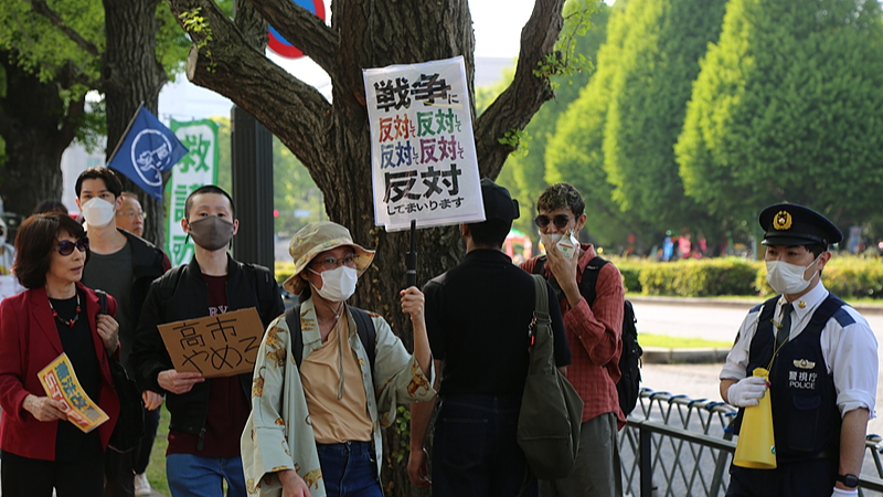 People gather around the parliament building to protest attempts of the government of Japanese Prime Minister Sanae Takaichi to revise the country's pacifist constitution and to call for the protection of Article 9 in Tokyo, Japan, April 19, 2026. About 36,000 people attended the rally, organizers said, the second protest to draw about 30,000 people near the National Diet Building against constitutional revision since April 8. /VCG
