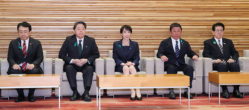 Japanese Prime Minister Sanae Takaichi (C) attends a cabinet meeting at the prime minister's office in Tokyo, Japan, April 21, 2026. /CFP