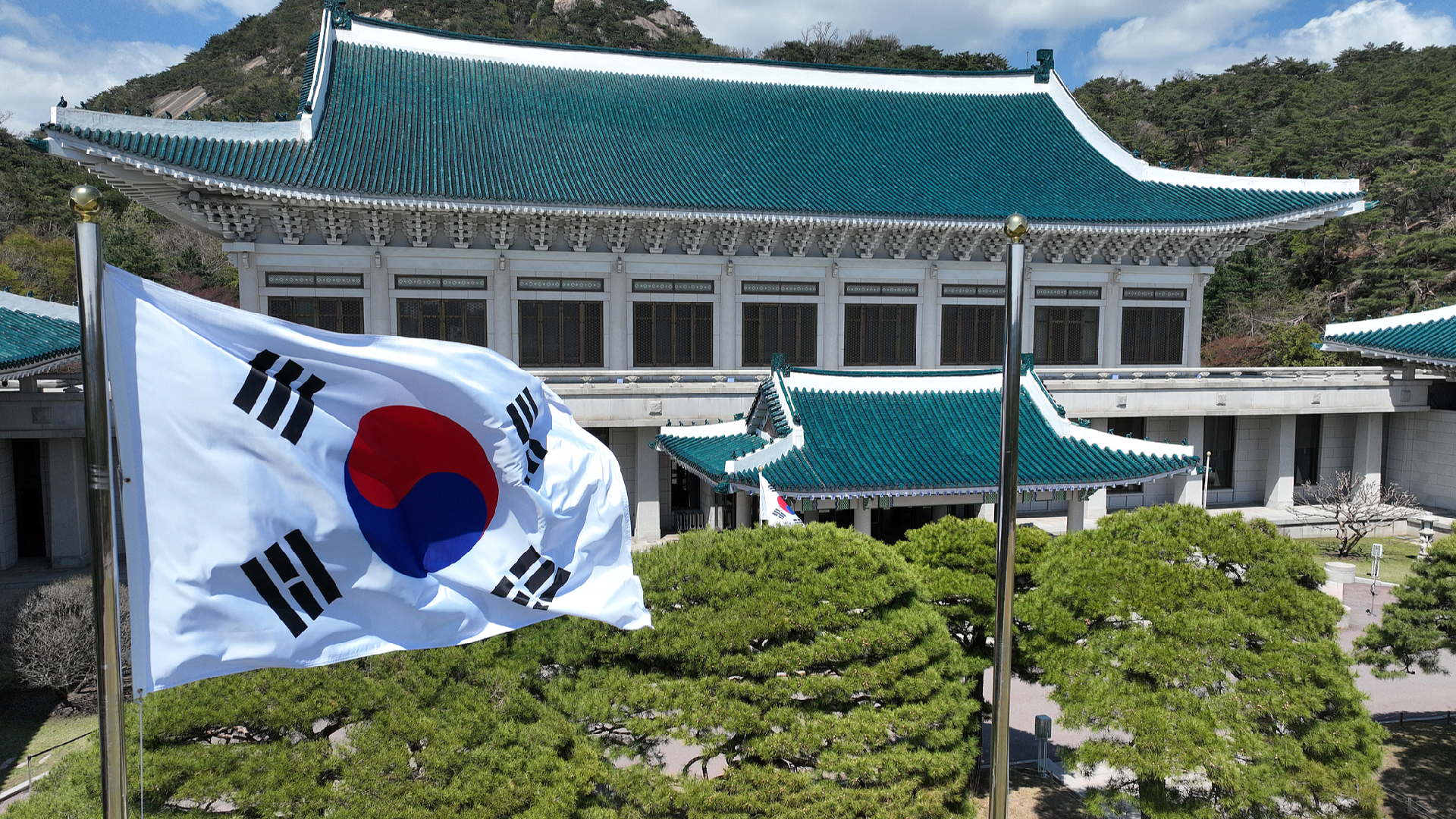 South Korea expresses regret over Japan PM's Yasukuni Shrine offering