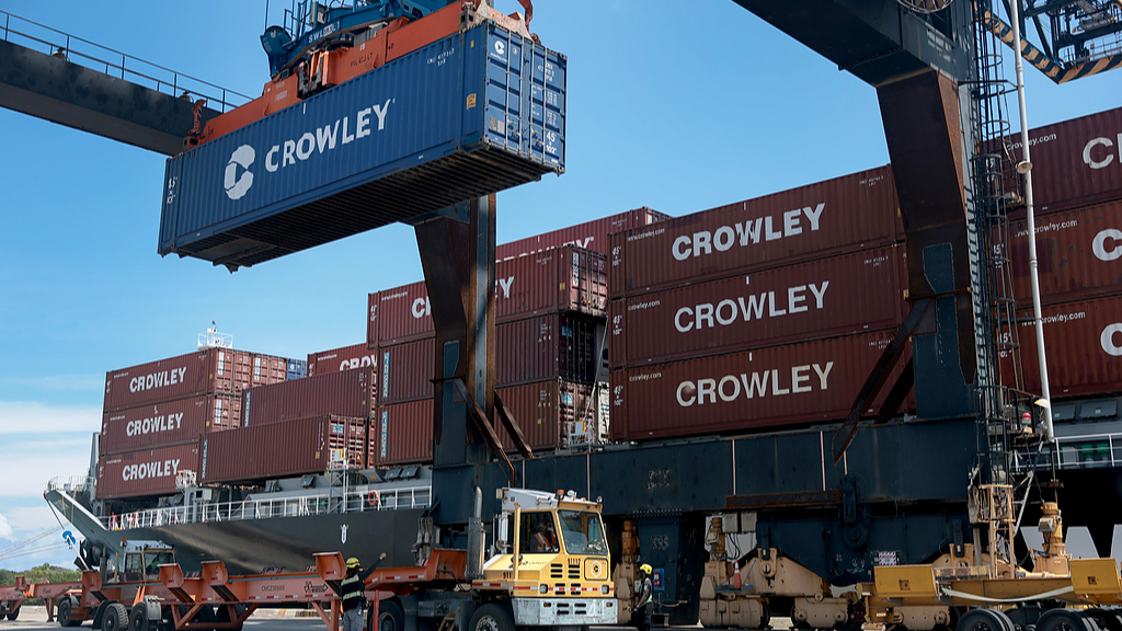 Dock workers offload shipping containers from a ship at Port Everglades in Fort Lauderdale, Florida, April 20, 2026. /VCG