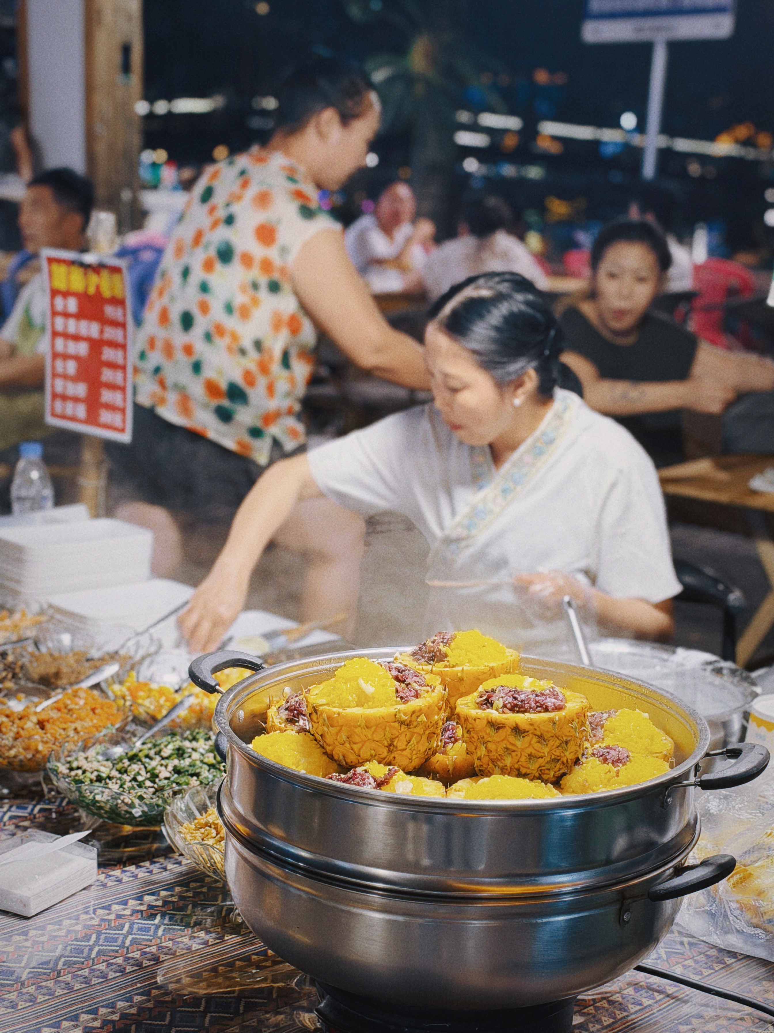 Xishuangbanna: Where daytime splashes turn into nighttime strolls