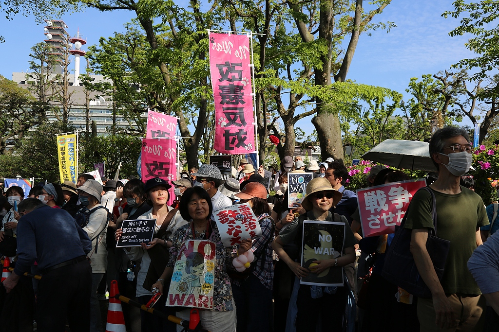 People gather around the parliament building to protest attempts of the government of Japanese Prime Minister Sanae Takaichi to revise the country's pacifist constitution and to call for the protection of Article 9 in Tokyo, Japan, April 19, 2026. /VCG