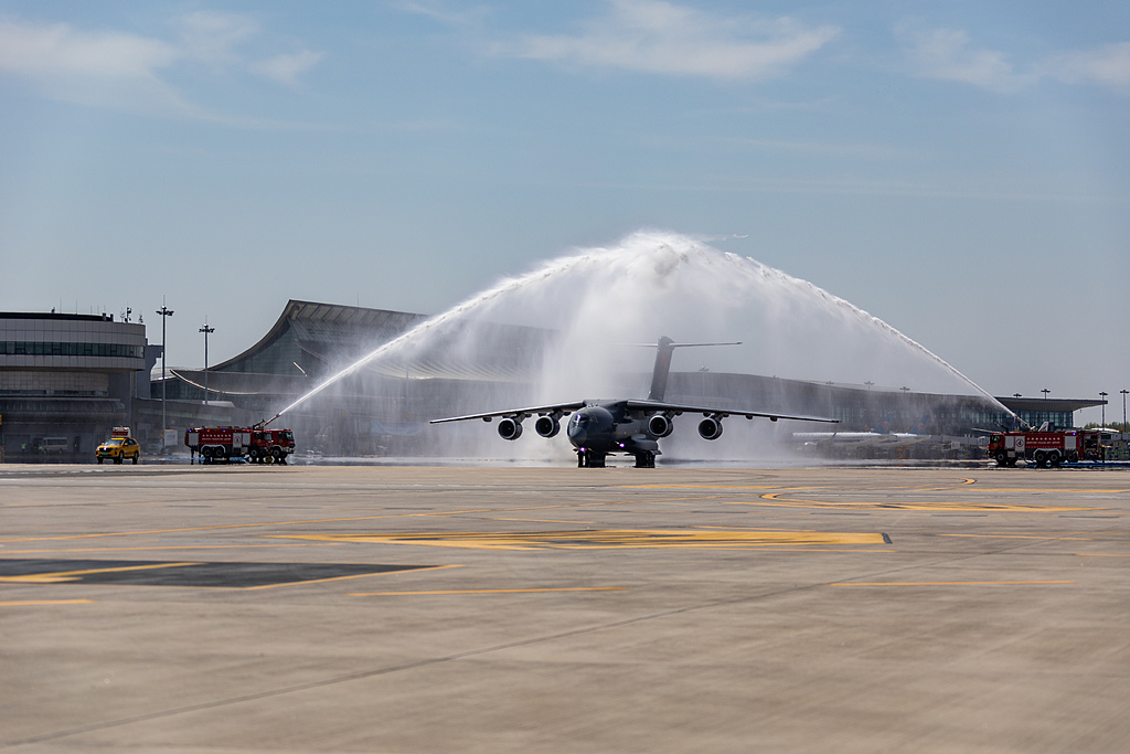 After the transport aircraft touched down, the airport extended the highest honor to welcome the heroes home with a water salute, on April 22, 2026. /VCG