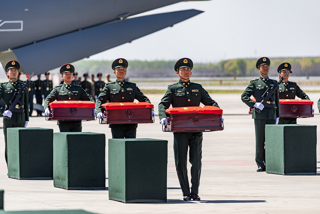 The Air Force Y-20B large transport aircraft carrying the remains of the 13th batch of Chinese People's Volunteer martyrs from the Republic of Korea (ROK) landed at Taoxian International Airport in Shenyang, on April 22, 2026. /VCG
