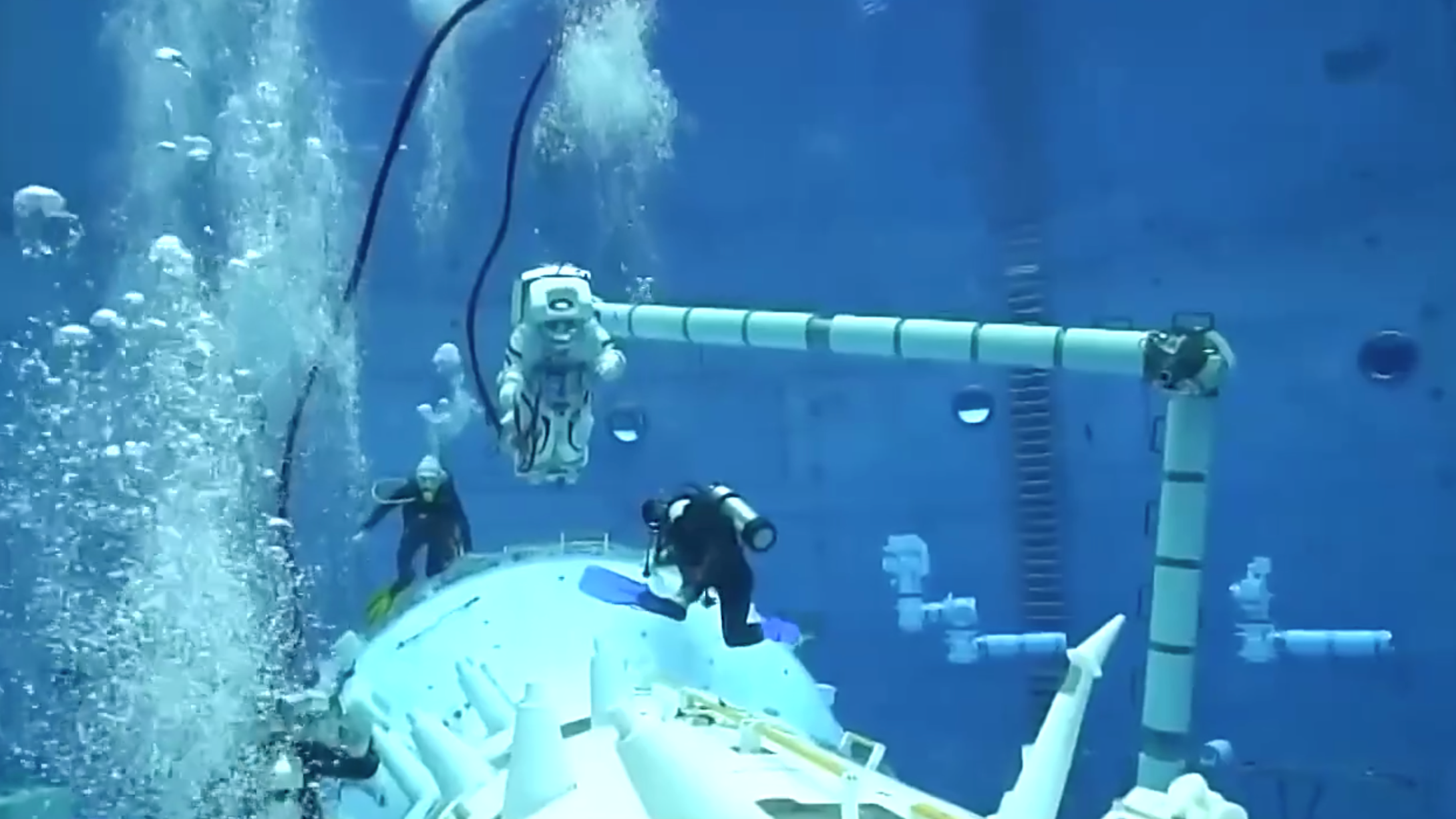 Astronauts train underwater. /CMG