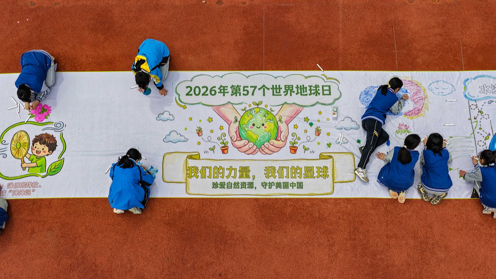Students draw pictures on the theme of the 57th Earth Day in Chengdu City, Sichuan Province, April 21, 2026. /VCG