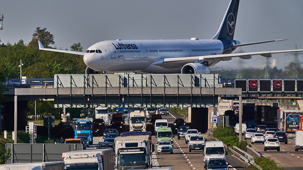 A Lufthansa aircraft rolls on a bridge over a highway at the airport in Frankfurt, Germany, April 22, 2026. /VCG