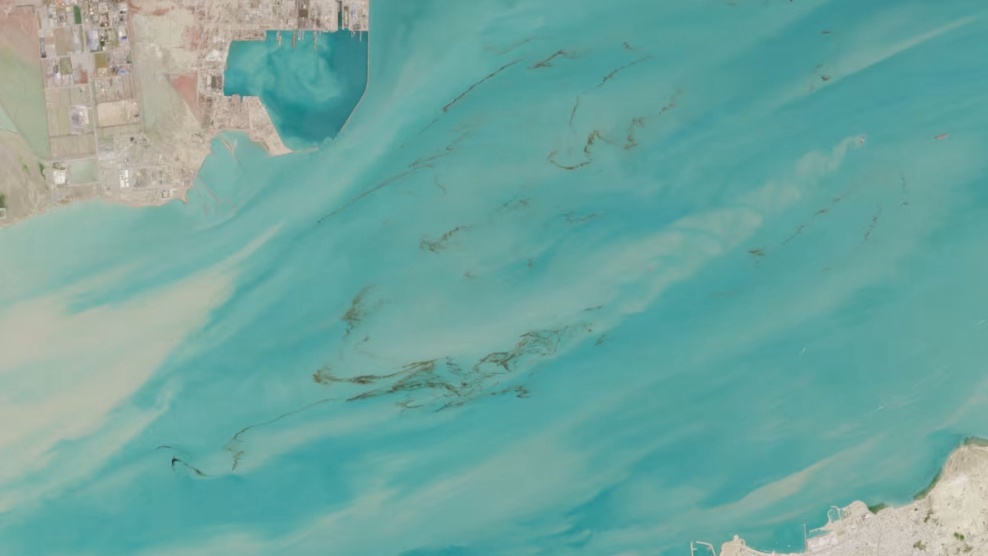 Oil spill in the Persian Gulf in satellite image on April 2, 2026. /Sentinel-2
