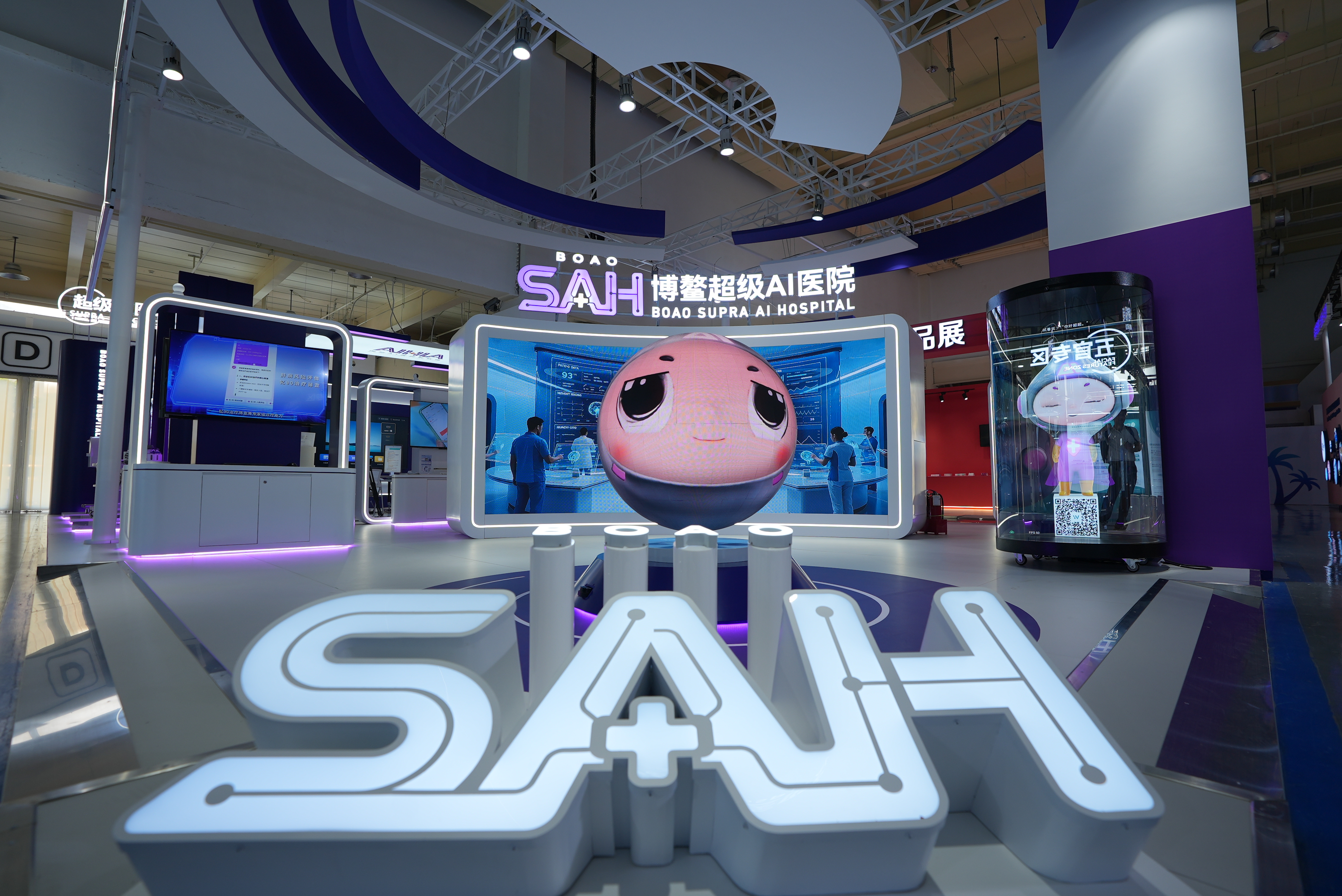 Exhibition booth of the 'super AI hospital' at the Boao Hope City Ever Lasting International Innovative Medicine Exhibition. /CGTN