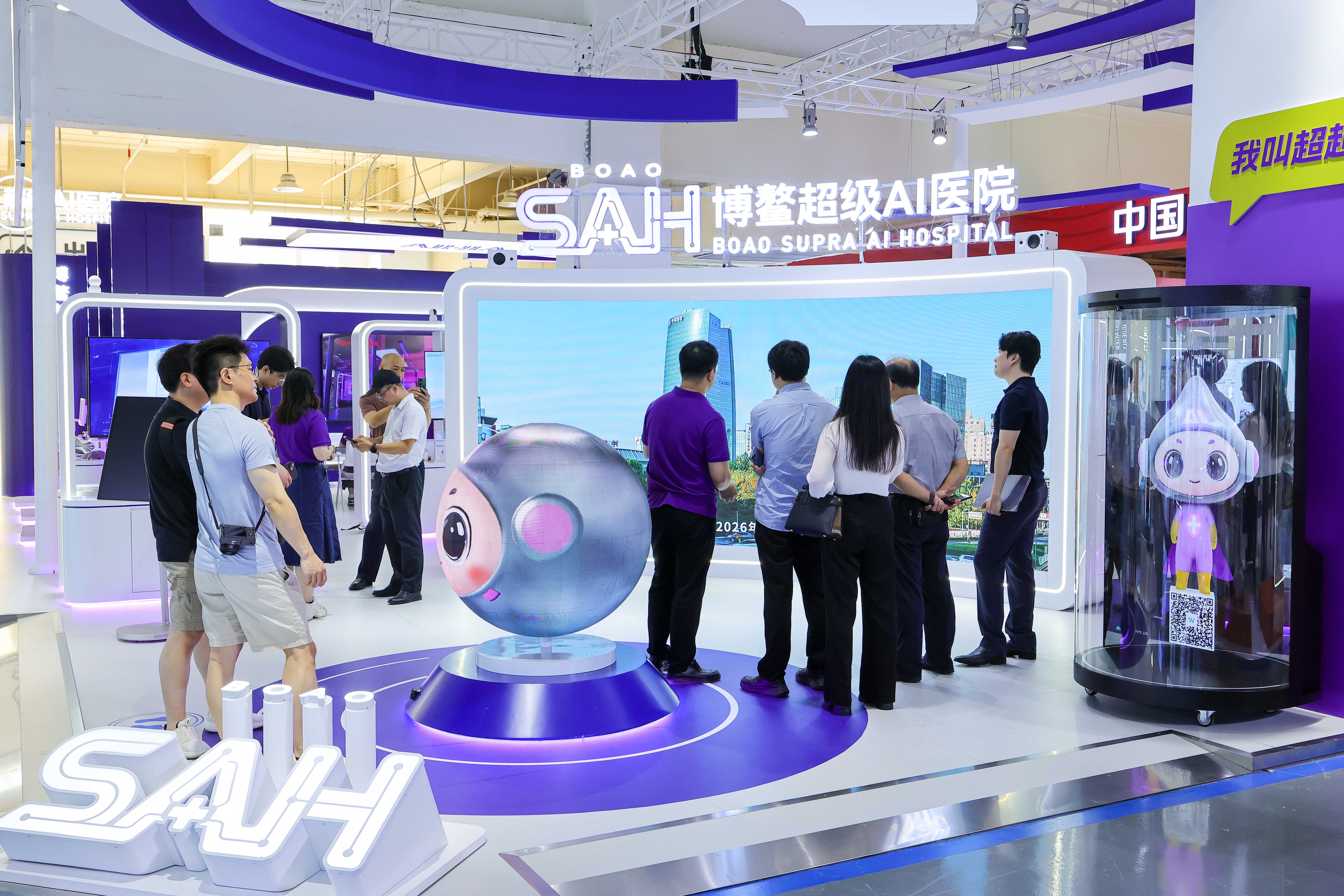 Visitors explore the exhibition booth of the 'super AI hospital' at the Boao Hope City Ever Lasting International Innovative Medicine Exhibition. /ICphoto
