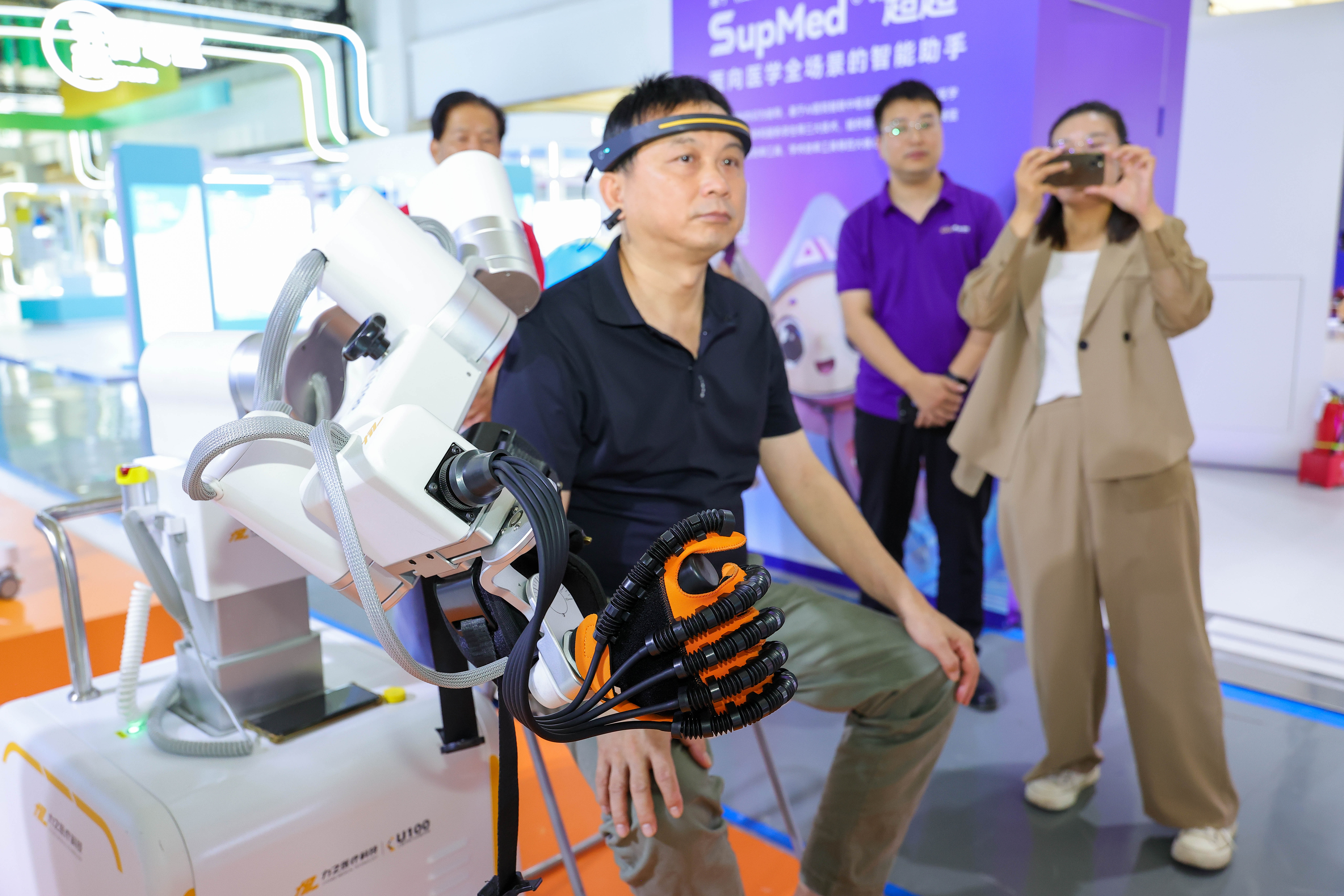 Visitors explore the exhibition booth of the 'super AI hospital' at the Boao Hope City Ever Lasting International Innovative Medicine Exhibition. /ICphoto