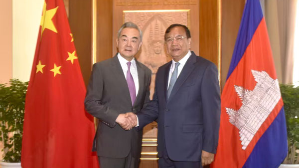 Chinese Foreign Minister Wang Yi (L), also a member of the Political Bureau of the Communist Party of China Central Committee, meets with Cambodian Deputy Prime Minister and Minister of Foreign Affairs and International Cooperation Prak Sokhonn in Phnom Penh, Cambodia, April 23, 2026. /Chinese Foreign Ministry