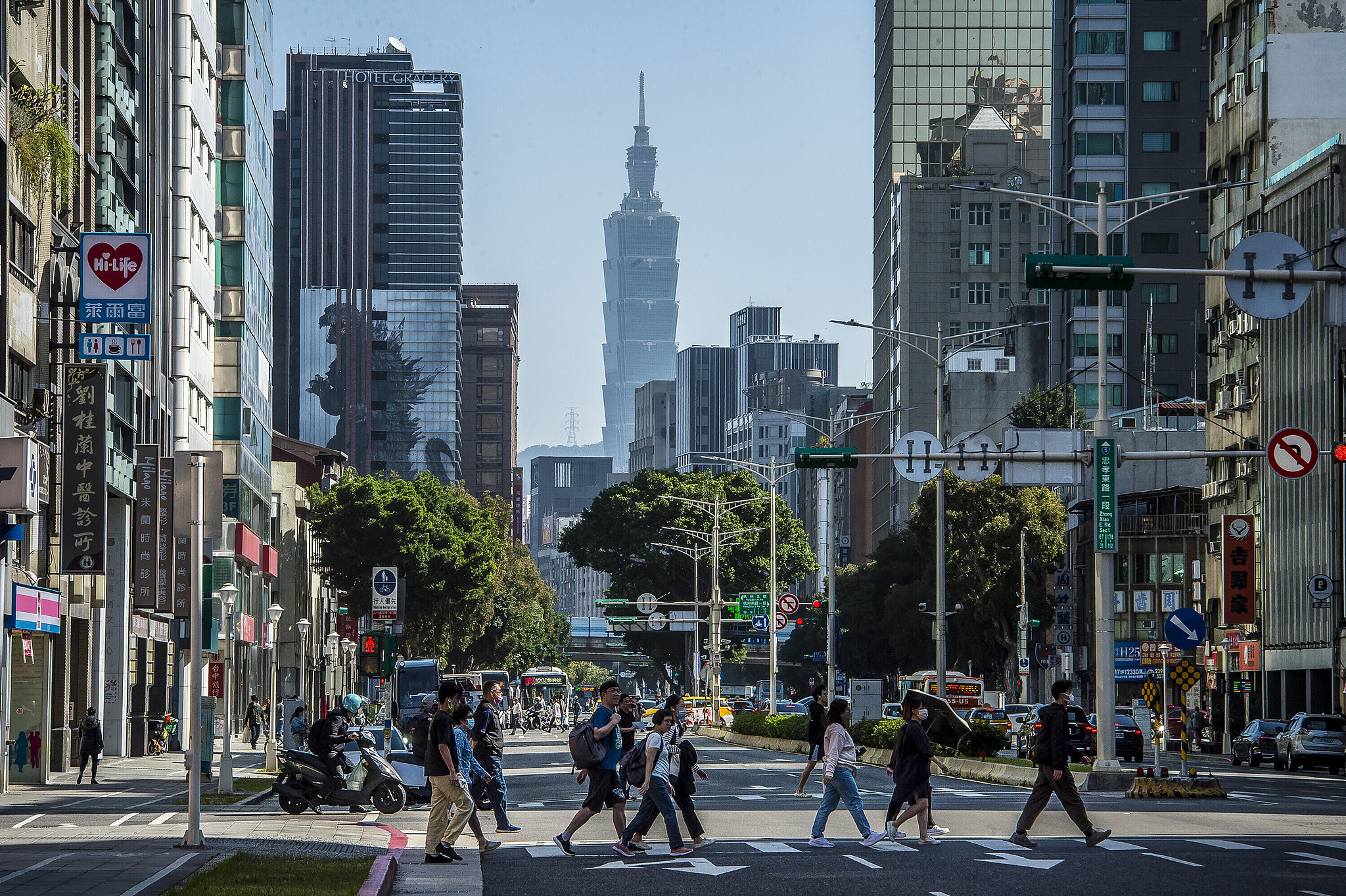 Passersby walk in downtown Taipei, Taiwan region, China, November 28, 2023. /CFP
