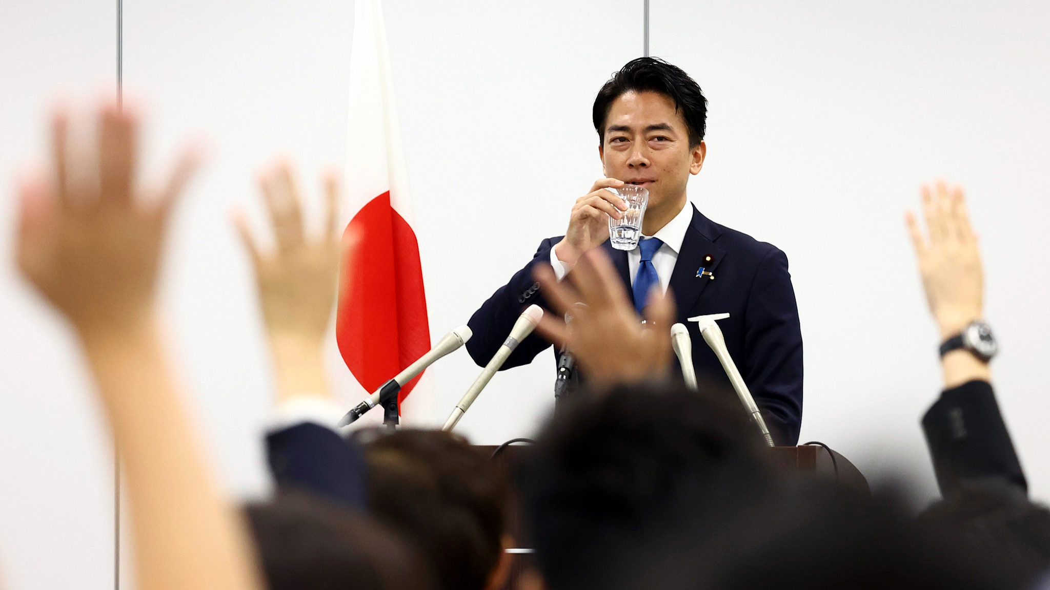 Shinjiro Koizumi attends a press conference, as reporters raise their hands for a question in Tokyo, Japan, September 20, 2025. /CFP