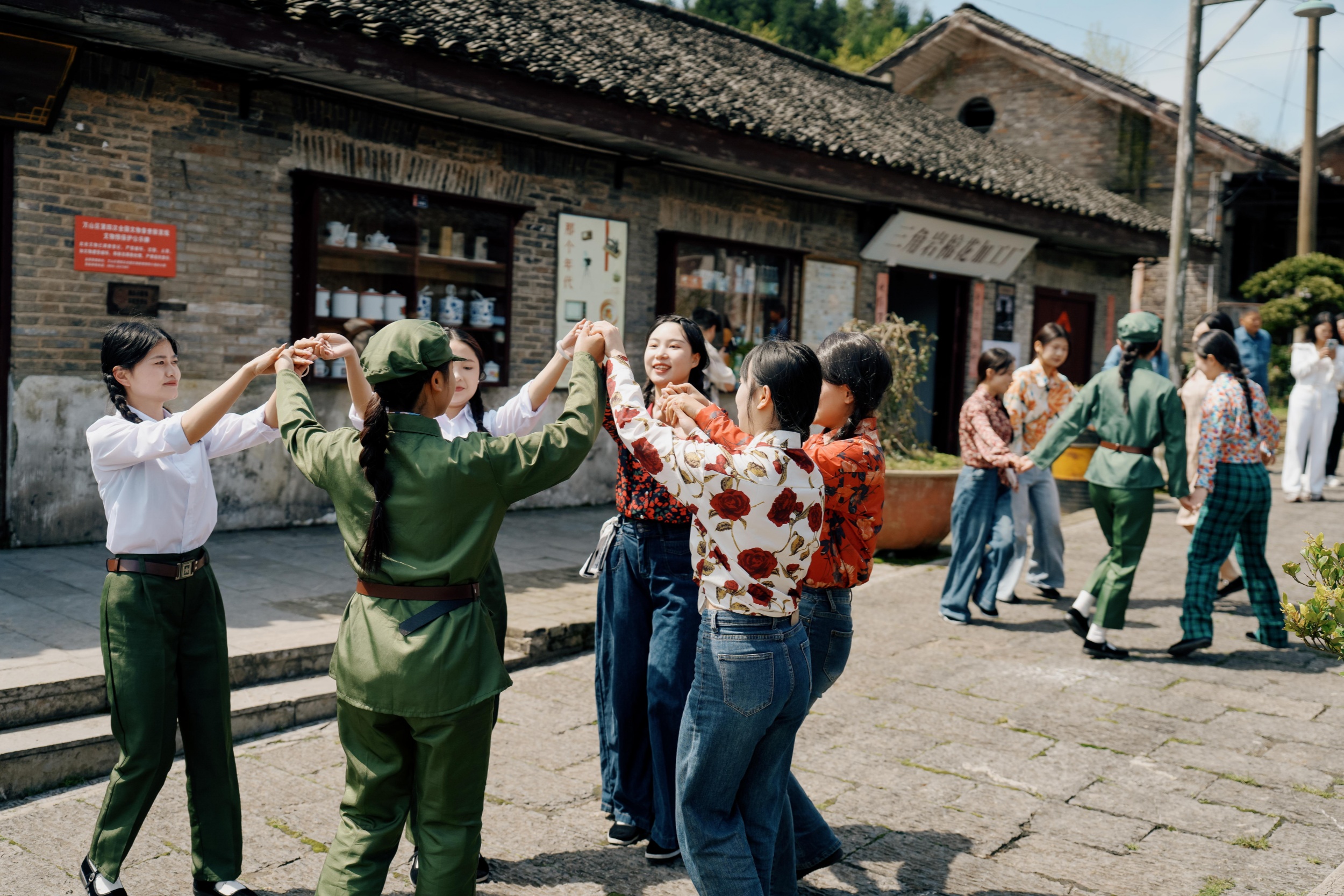 Tourists participate in immersive experiences at Zhusha Ancient Town in Wanshan, southwest China's Guizhou Province on April 18, 2026. /Tongren Media Convergence Center