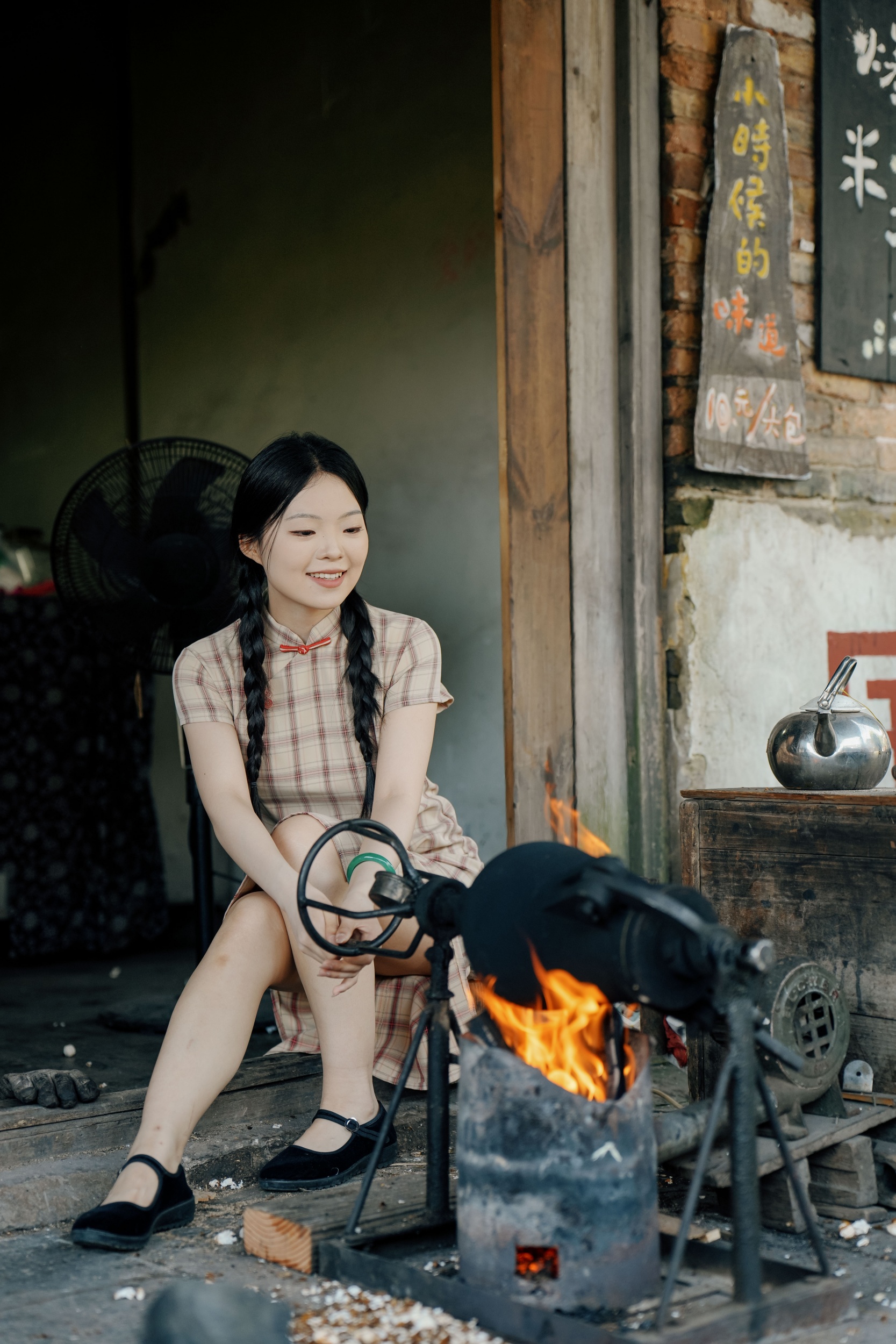 A woman tries an immersive experience at Zhusha Ancient Town in Wanshan, southwest China's Guizhou Province on April 18, 2026. /Tongren Media Convergence Center