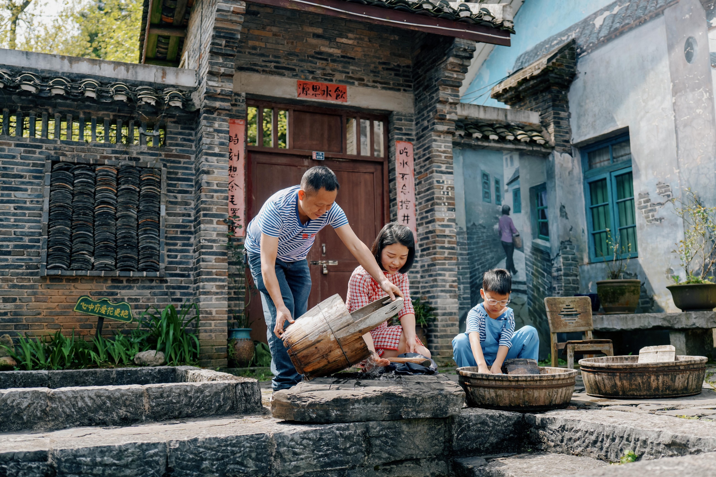 Tourists participate in immersive experiences at Zhusha Ancient Town in Wanshan, southwest China's Guizhou Province on April 18, 2026. /Tongren Media Convergence Center