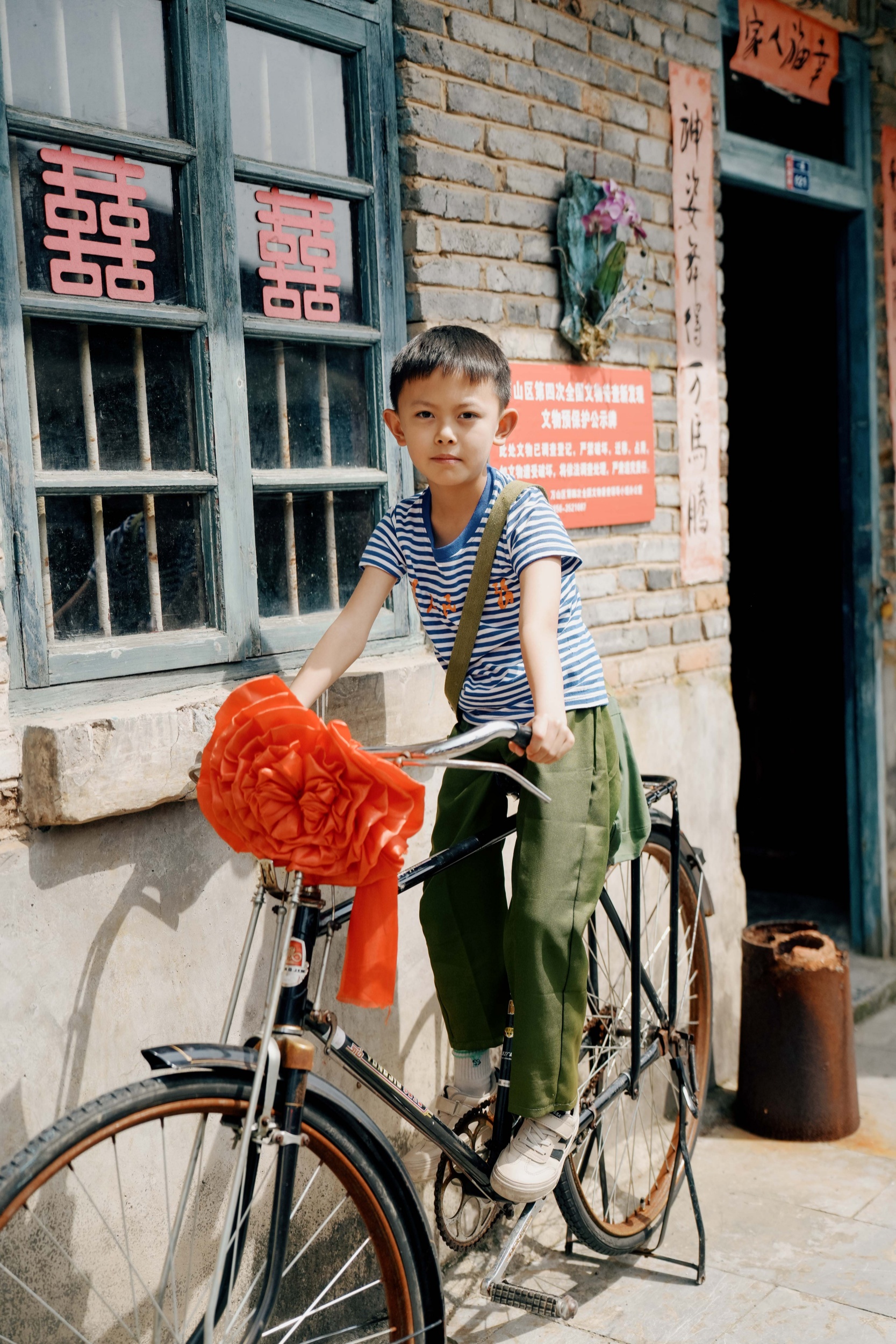 A boy tries an immersive experience at Zhusha Ancient Town in Wanshan, southwest China's Guizhou Province on April 18, 2026. /Tongren Media Convergence Center