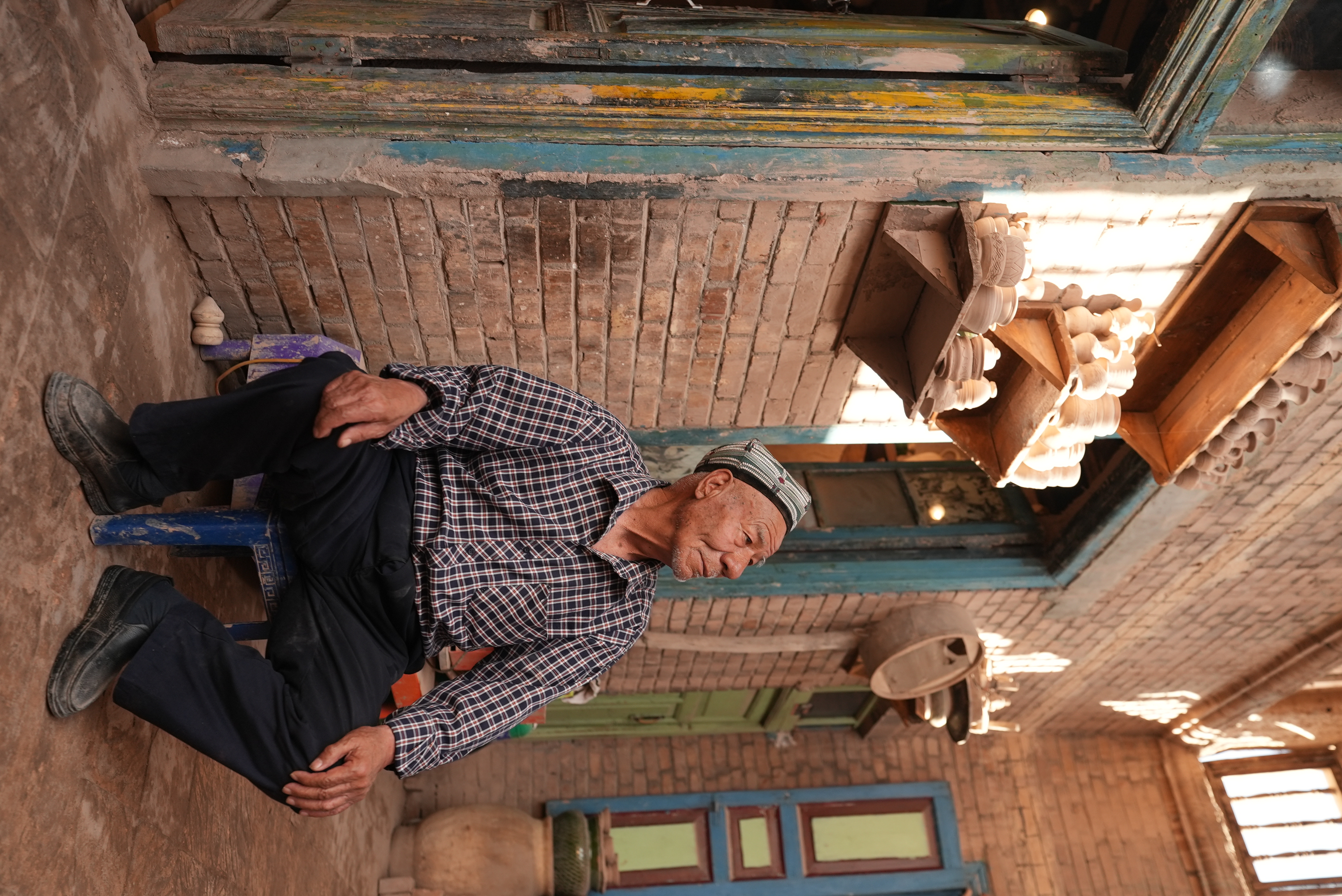Uygur pottery artisan Tursun Rustam is seen in his workshop in the ancient city of Kashi, Xinjiang. /CGTN