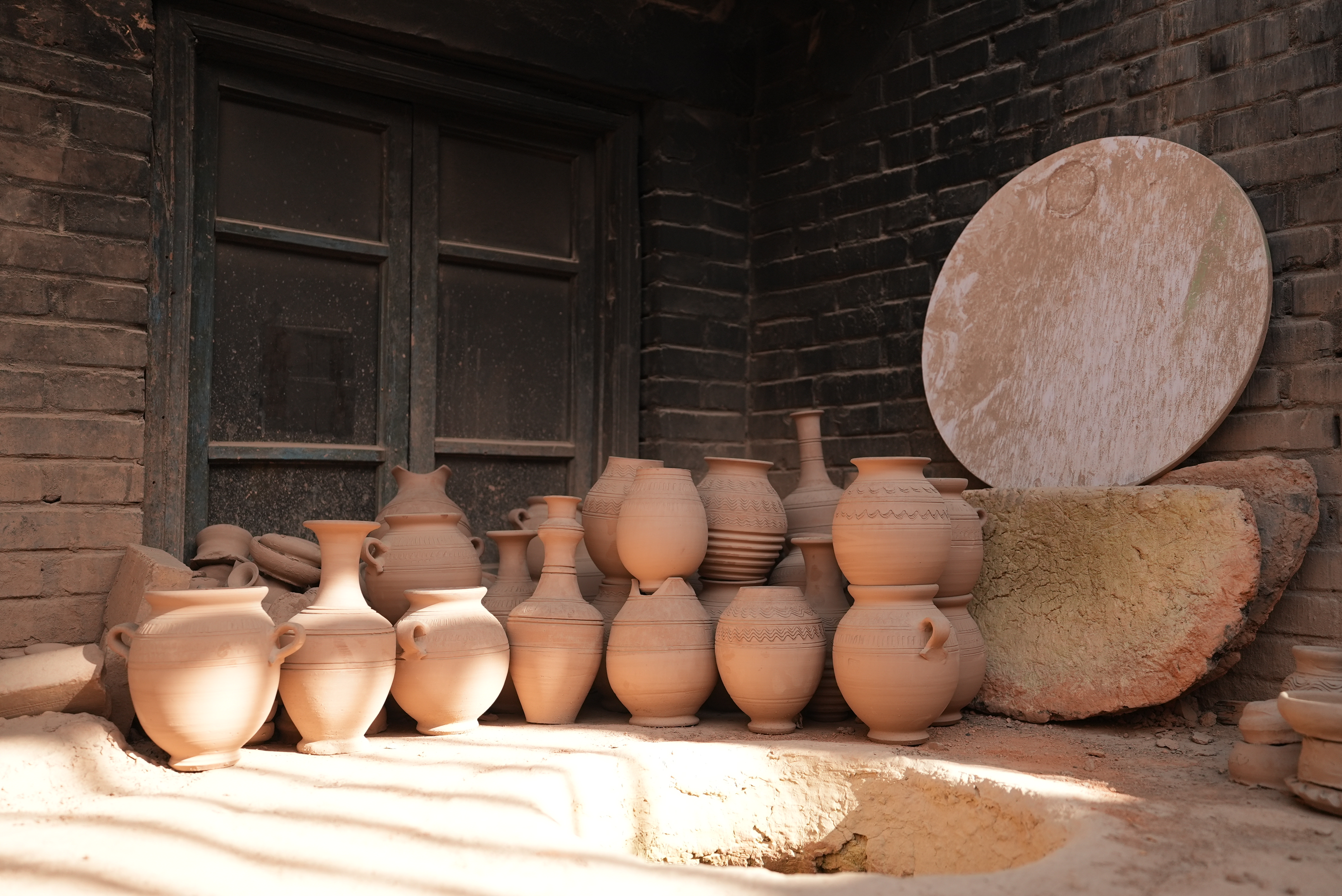 Clay pots are seen in Tursun Rustam's workshop in the ancient city of Kashi, Xinjiang. /CGTN
