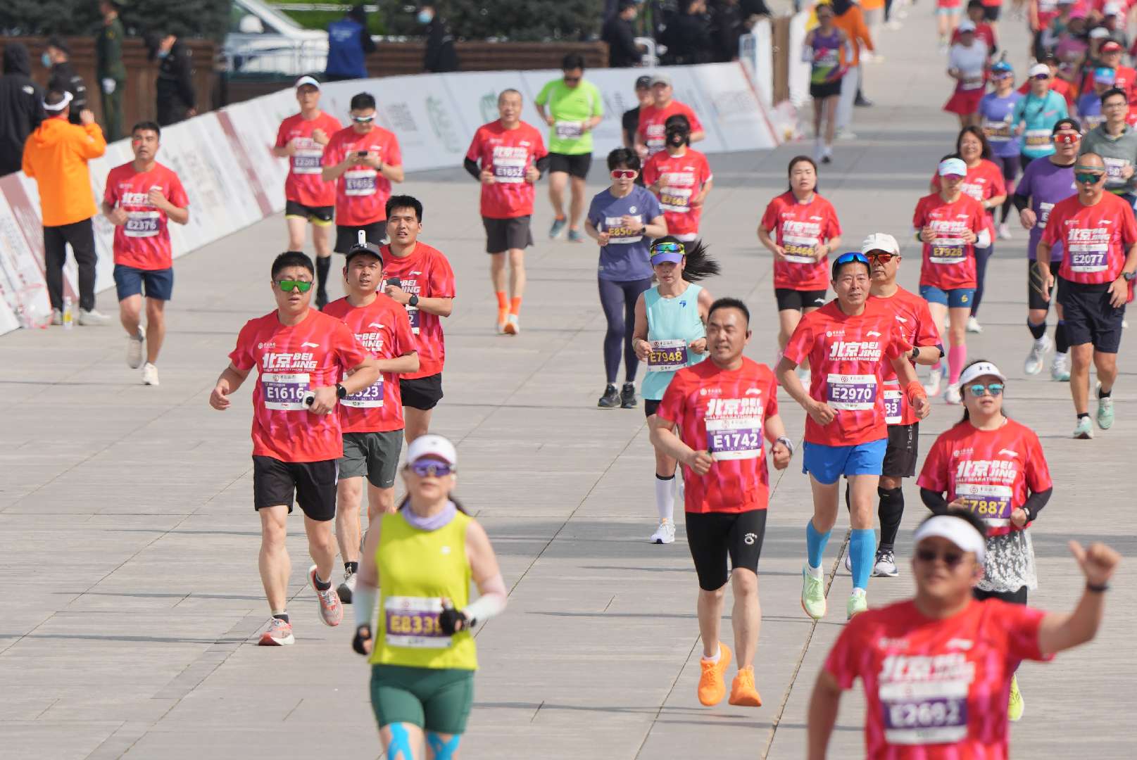 Runners make their final push toward the finish line during the Beijing Half Marathon, as thousands of participants move through the closing stretch of the race. /Beijing Half Marathon 2026