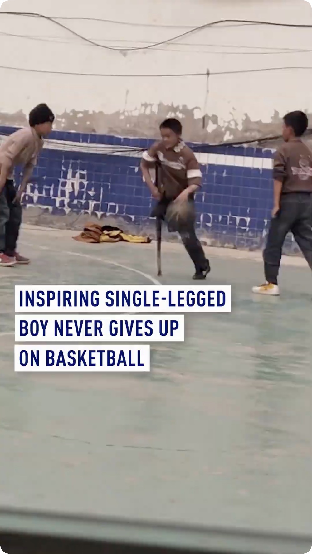 Inspiring single-legged boy never gives up on basketball