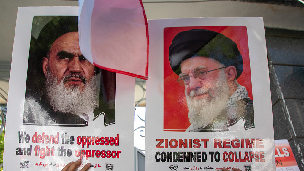 Demonstrators gather outside the Iraqi embassy in Tehran to thank Iraq for what they consider its support of Iran during the war with the US and Israel, Tehran, Iran, April 23, 2026. /VCG