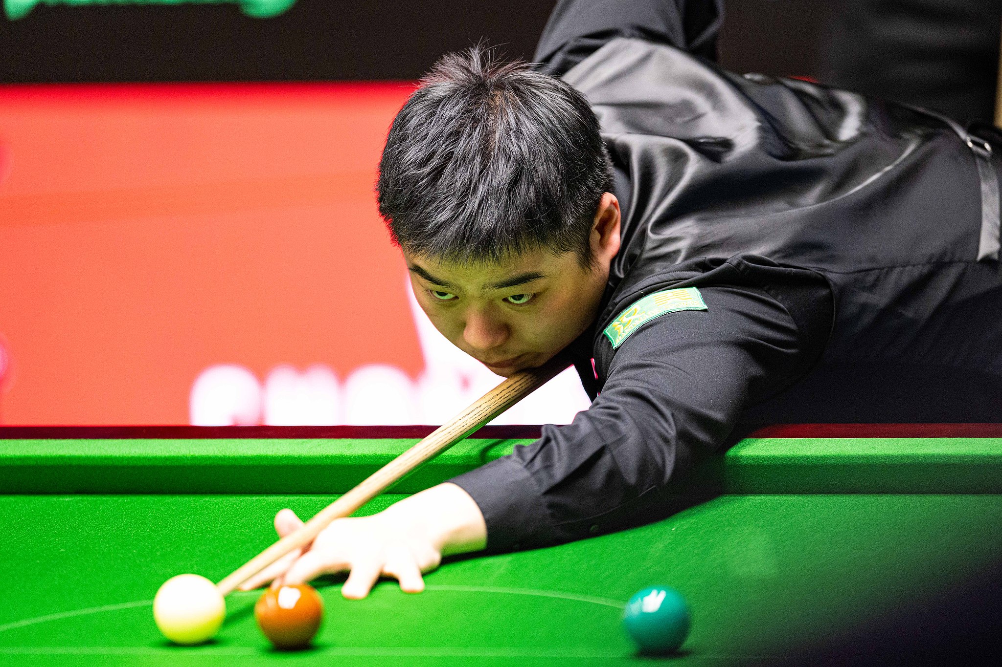 China's Pang Junxu in action during his second round match against Neil Robertson at the Snooker World Championship in the Crucible Theatre, Sheffield, England, April 23, 2026. /VCG