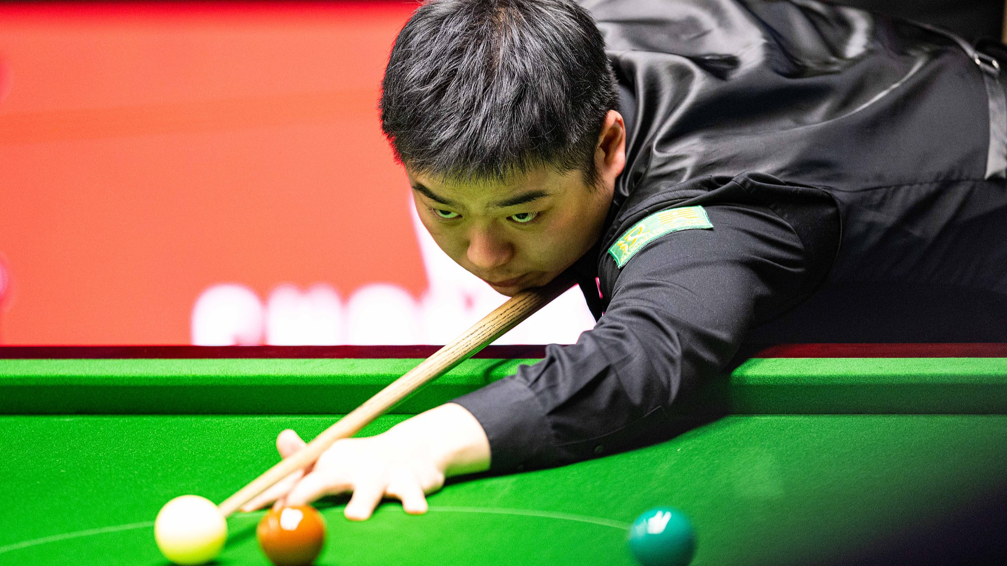 Pang Junxu and Si Jiahui fall short at World Snooker Championship