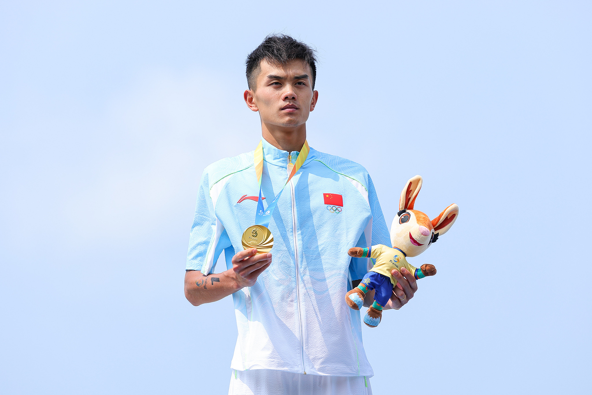 China's Fan Junjie during the awards ceremony after winning the men's aquathlon at the Asian Beach Games in Sanya, China, April 23, 2026. /VCG