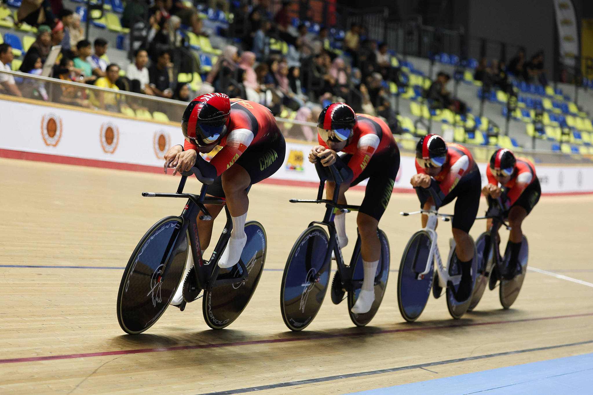 China's riders participate in the men's team pursuit competition at the UCI Track Cycling World Cup in Nilai, Malaysia, April 24, 2026. /VCG