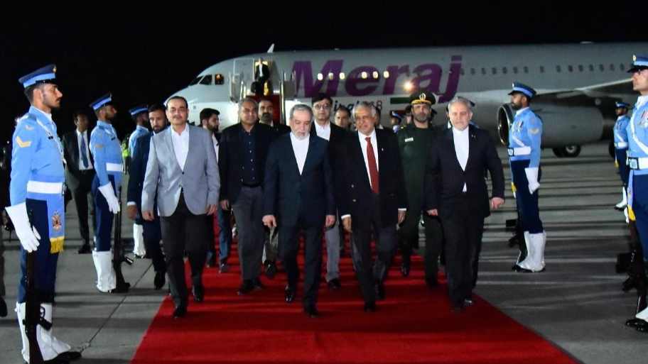 An Iranian delegation led by Foreign Minister Seyed Abbas Araghchi (C) arrives in Islamabad, Pakistan, April 24, 2026. / Xinhua