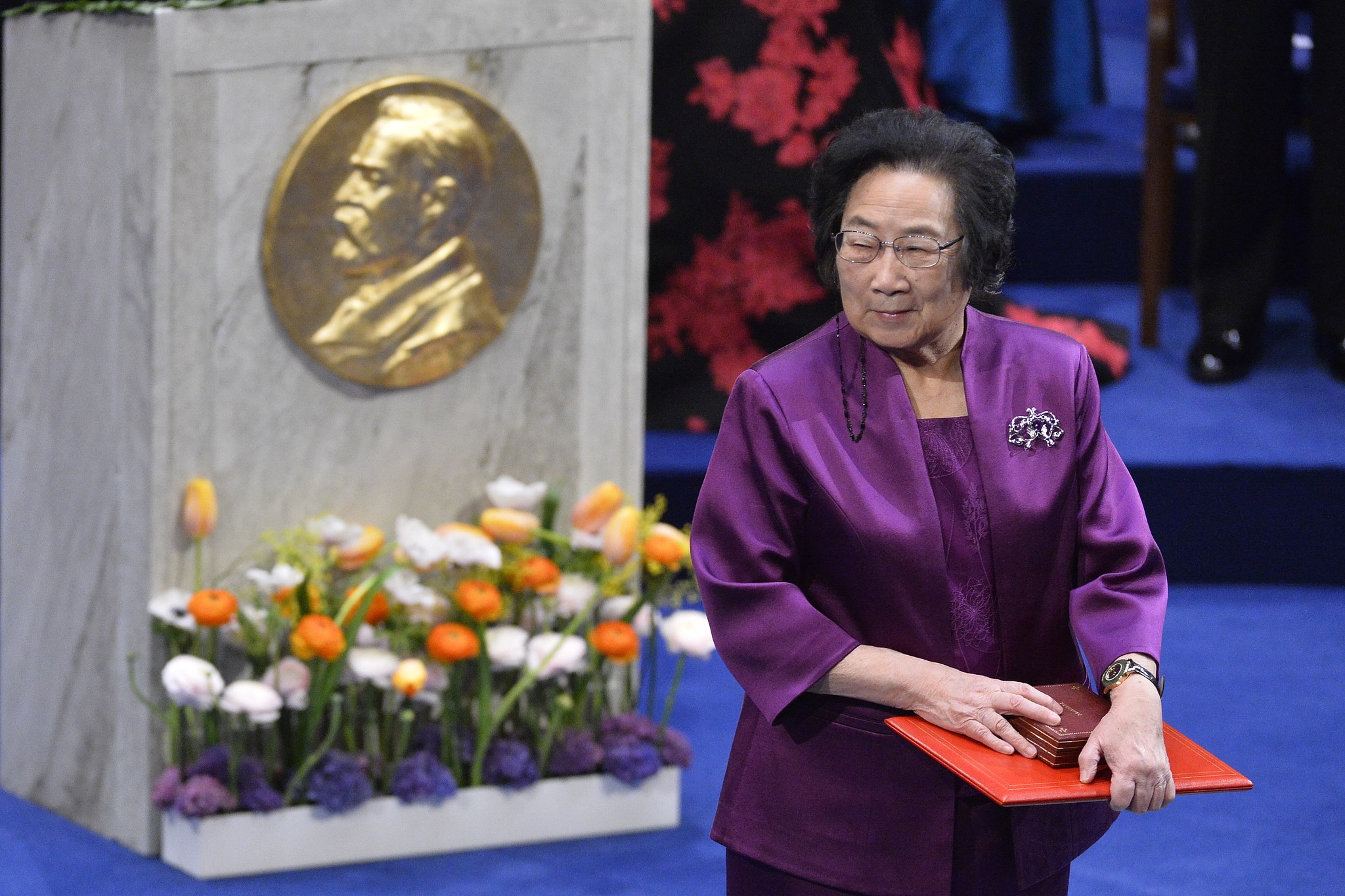 Tu Youyou receives her medal during the 2015 Nobel prize award ceremony at the Stockholm Concert Hall in Stockholm, Sweden, December 10, 2015. /VCG