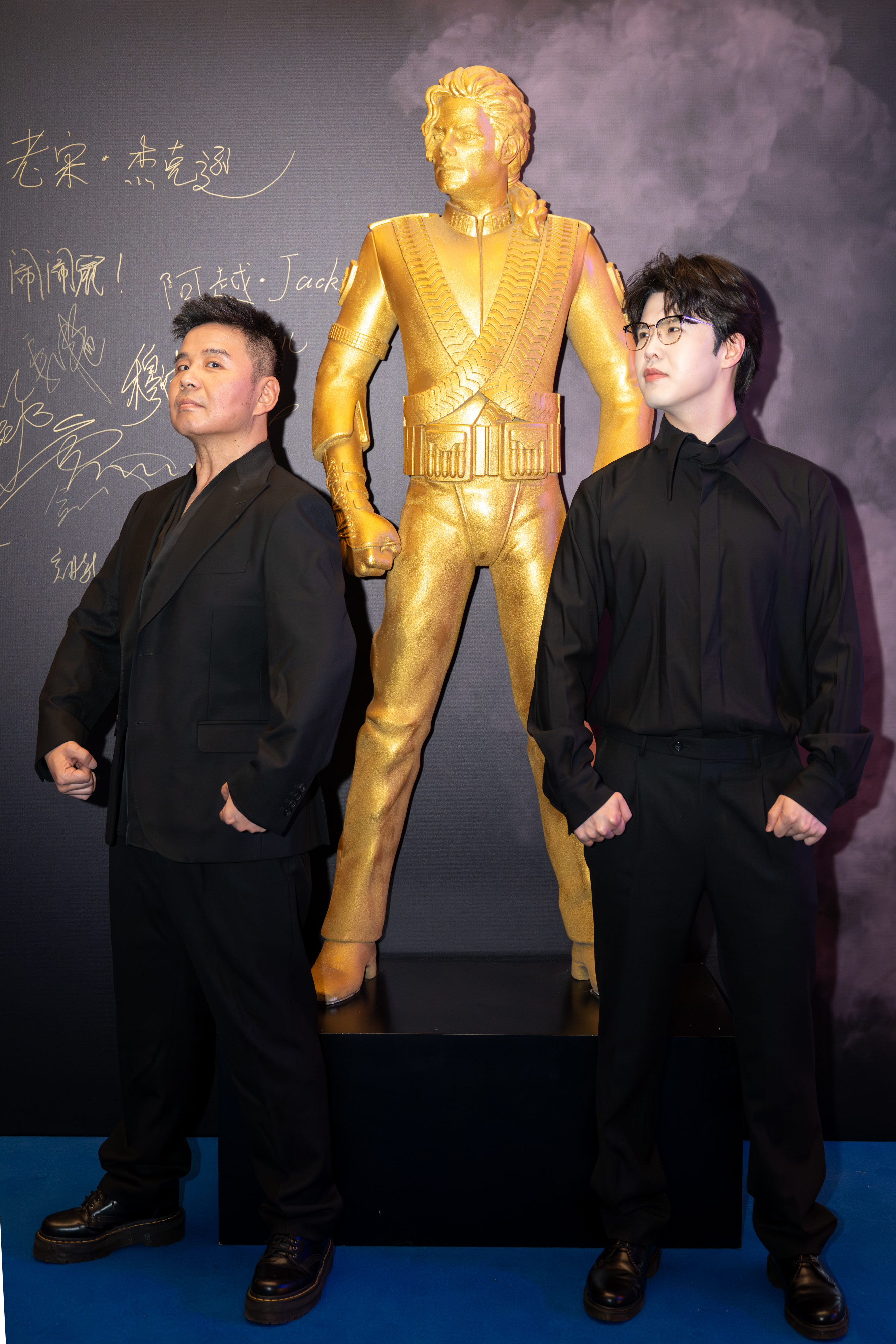 An official 1:1 statue authorized by the Jackson family became a hot spot for photo ops at a Beijing IMAX theater on April 24, 2026. /Photo provided to CGTN