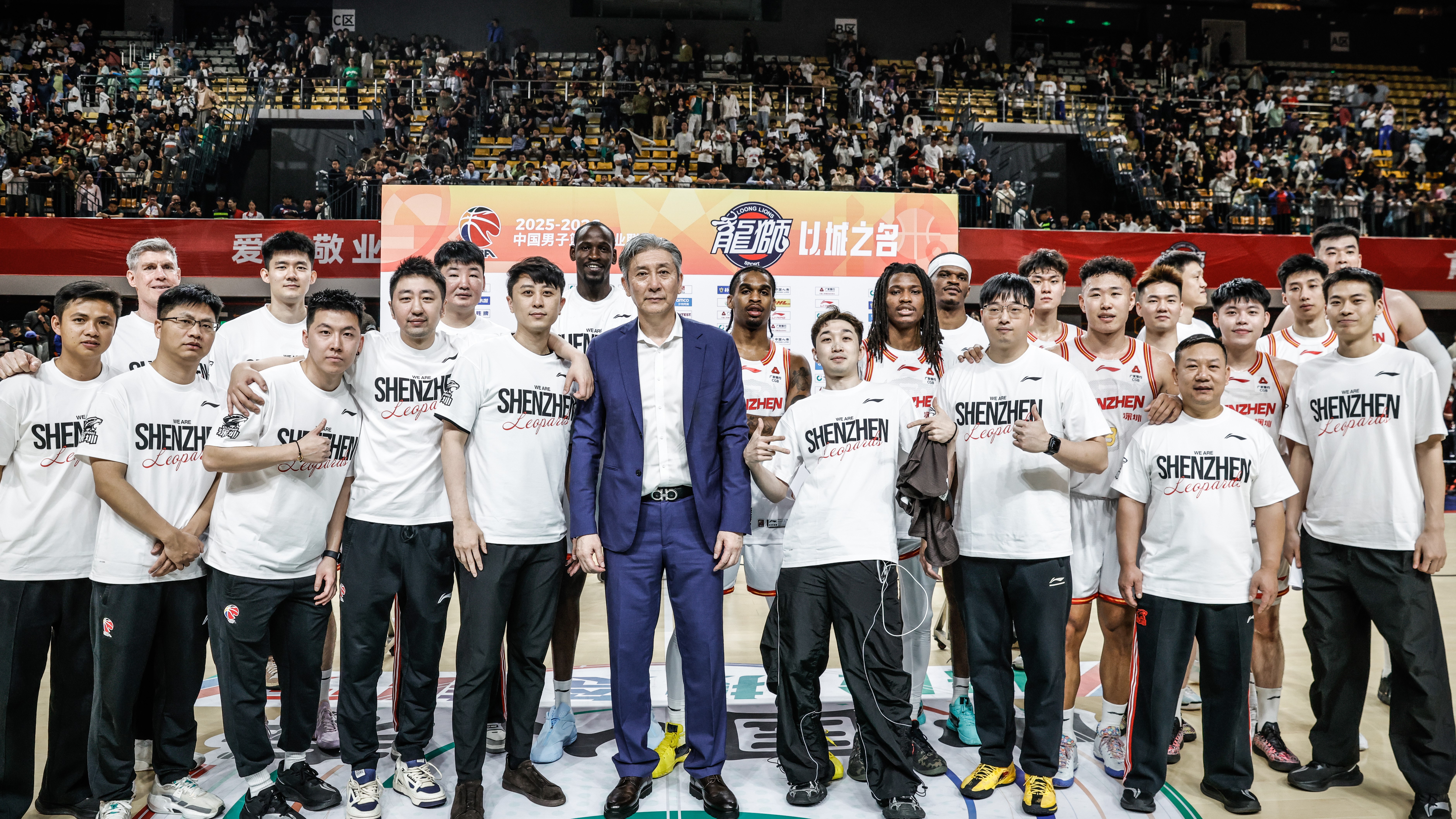 Shenzhen Leopards players, coaches and staff members pose for a photo after defeating the Guangzhou Loong Lions in a Chinese Basketball Association game in Guangzhou, south China's Guangdong Province, to close out the CBA regular season, April 24, 2026. /Shenzhen Leopards