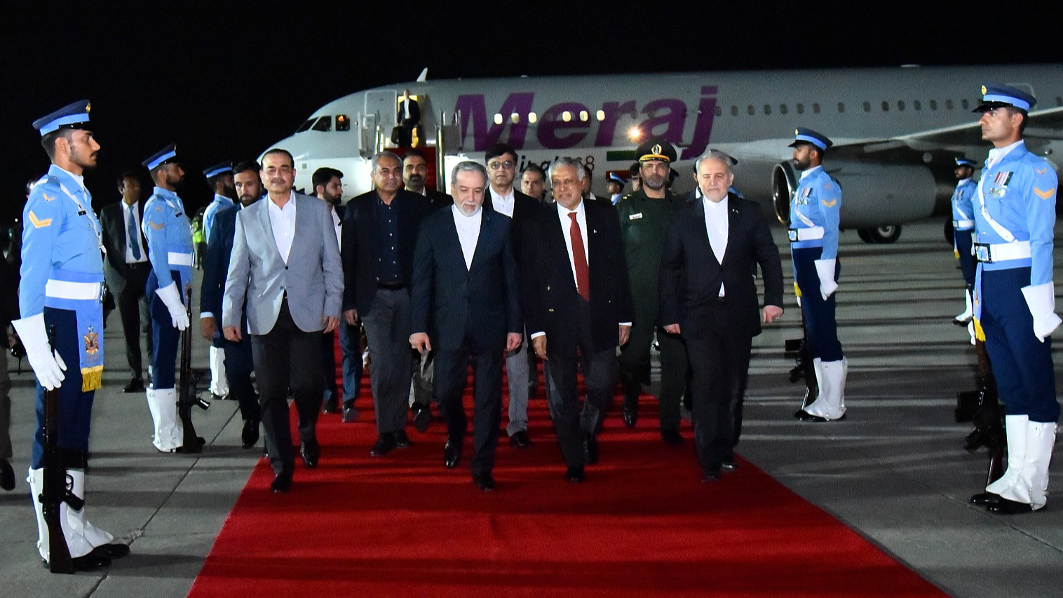 Iranian Foreign Minister Seyed Abbas Araghchi (C) arrives at Nur Khan Airbase in Rawalpindi, Pakistan, April 24 2026. /VCG
