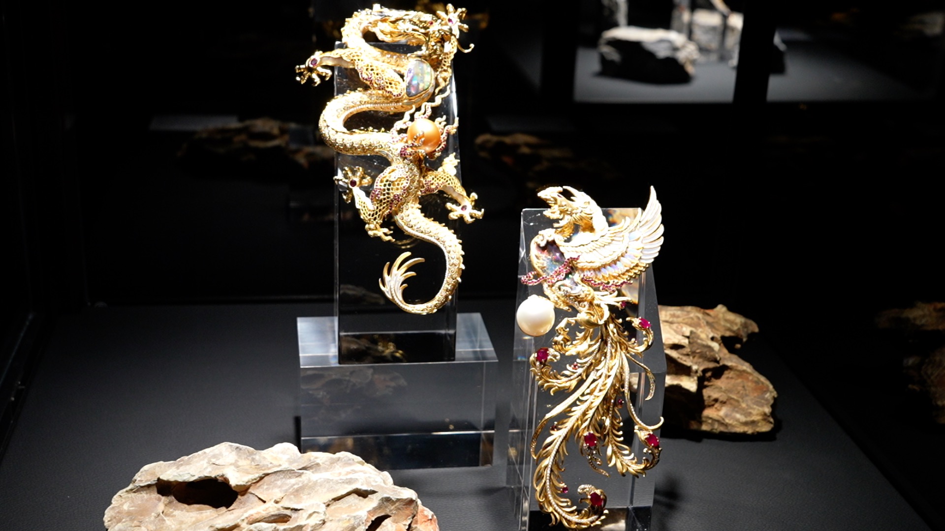 56 shades of brilliance reunite: Ethnic art jewelry exhibition opens in Shanghai