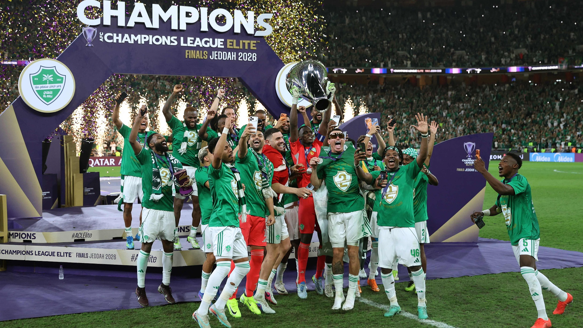 Al Ahli's players celebrate with the trophy after beating Machida Zelvia in the AFC Champions League Elite final in Jeddah, Saudi Arabia, April 25, 2026. /VCG